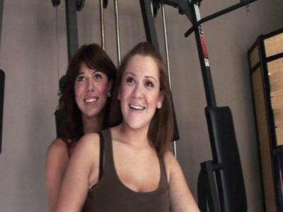 Lesben beim Strap On Fick im Home Gym