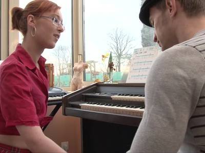 Teen spielt an der Orgel und am Pimmel des Musiklehrers