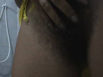 Close Up einer stark behaarten Scheide beim Pissen