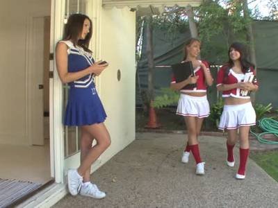 Cheerleaderinnen machen Lesbensex zu dritt