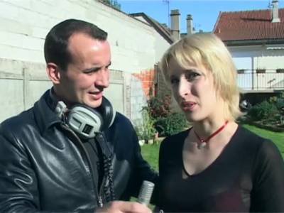 Französischer Reporter macht sich eine blonde Milf klar