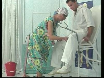 Alte Putzfrau wird von einem jungen Arzt gefistet und gefickt