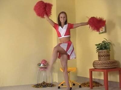 Cheerleaderin mit roter Mähne beim Sextoy Solo