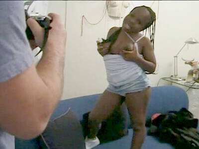 Kleines Ebonymodel macht einen Gangbang mit weißen Männern