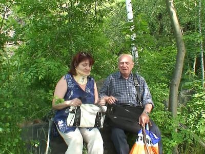 Altes Ehepaar macht Liebe im Wald