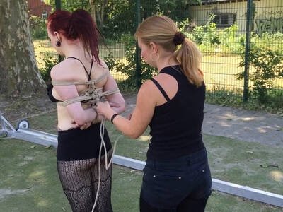 Rothaarige begibt sich in die Hände einer deutchen Bondage Expertin