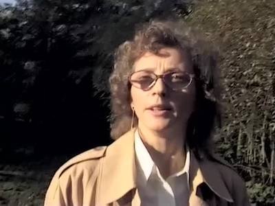 Reife Brillenträgerin bläst draussen