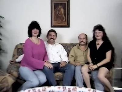 Zwei reife deutsche Amateurpärchen treffen sich im Pornostudio zum Vierersex
